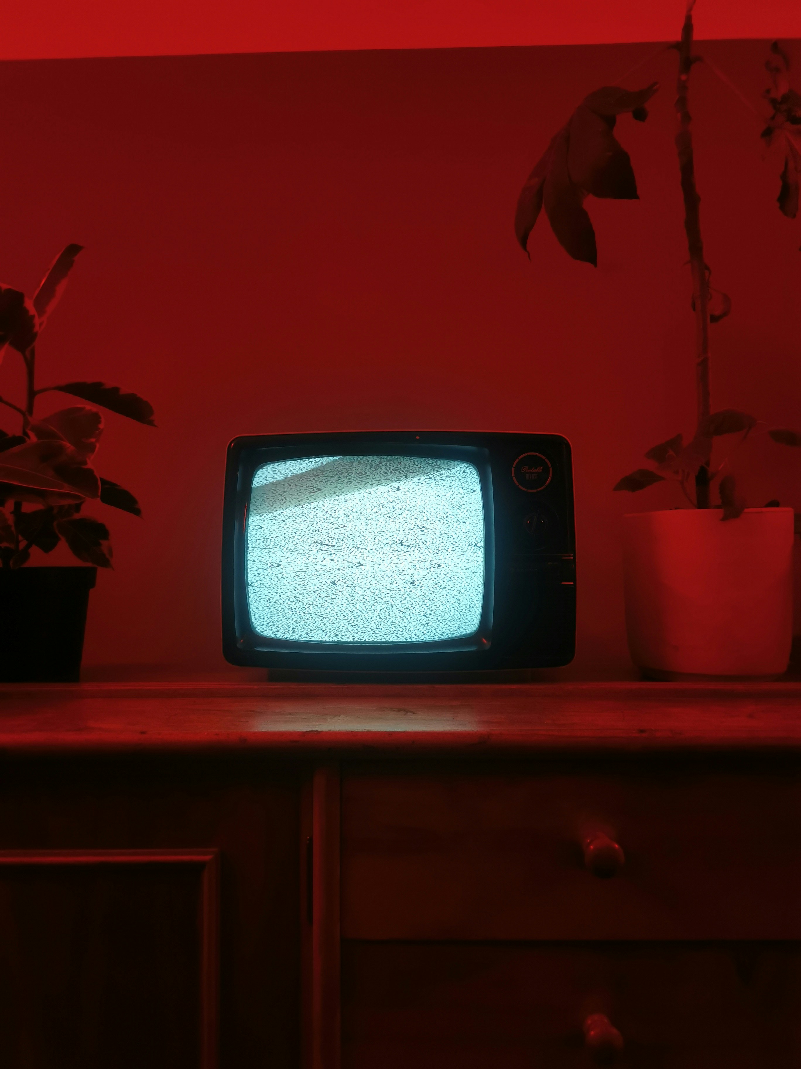 tv sfondo rosso.jpg